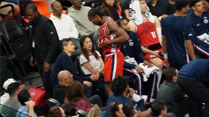 bifa必发注册入口-不像脚踝！小卡表情痛苦捂着自己的腰腹部离场并高举双手进行伸展